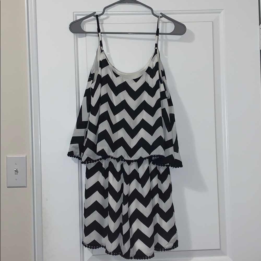 Chevron pattern Romper - Picture 2 of 4